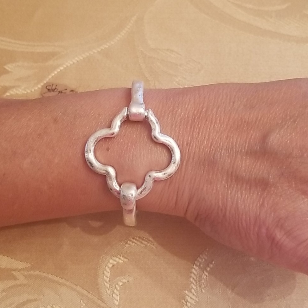 NWT Octagon shaped  bangle W/clasp bracelet